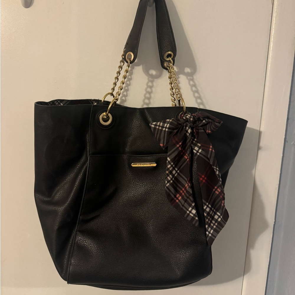 Steve Madden black leather purse.